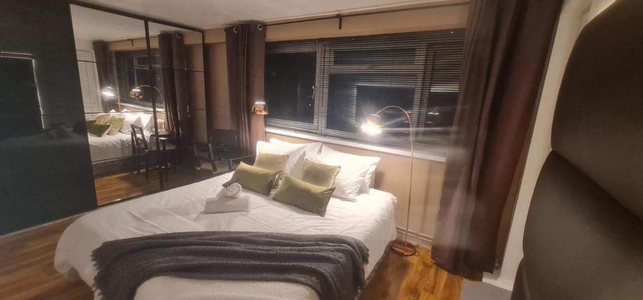 Ferienwohnung R3 Superking Sized Bed & 75" Tv On The Wall In Clapham London Exterior foto