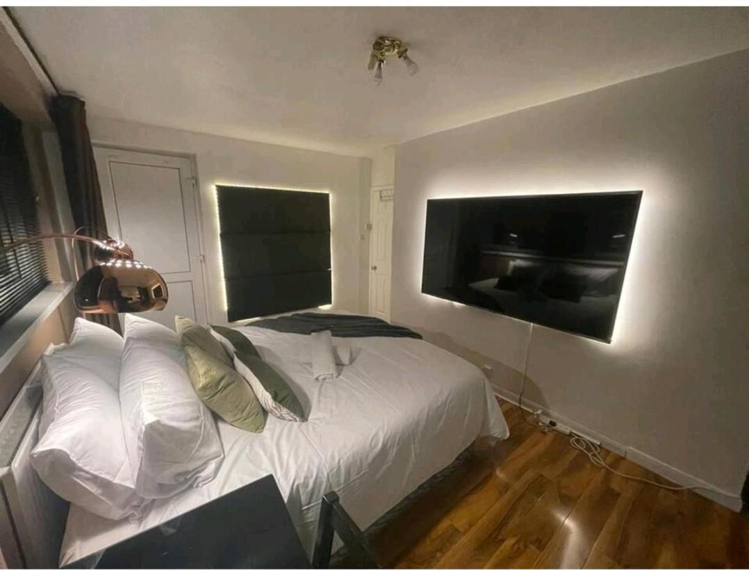 Ferienwohnung R3 Superking Sized Bed & 75" Tv On The Wall In Clapham London Exterior foto