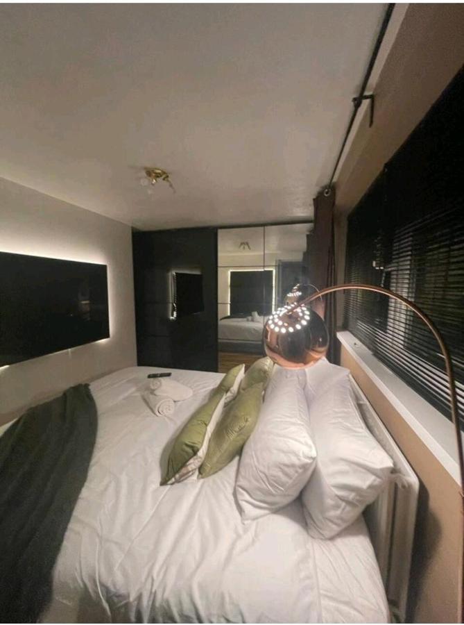 Ferienwohnung R3 Superking Sized Bed & 75" Tv On The Wall In Clapham London Exterior foto