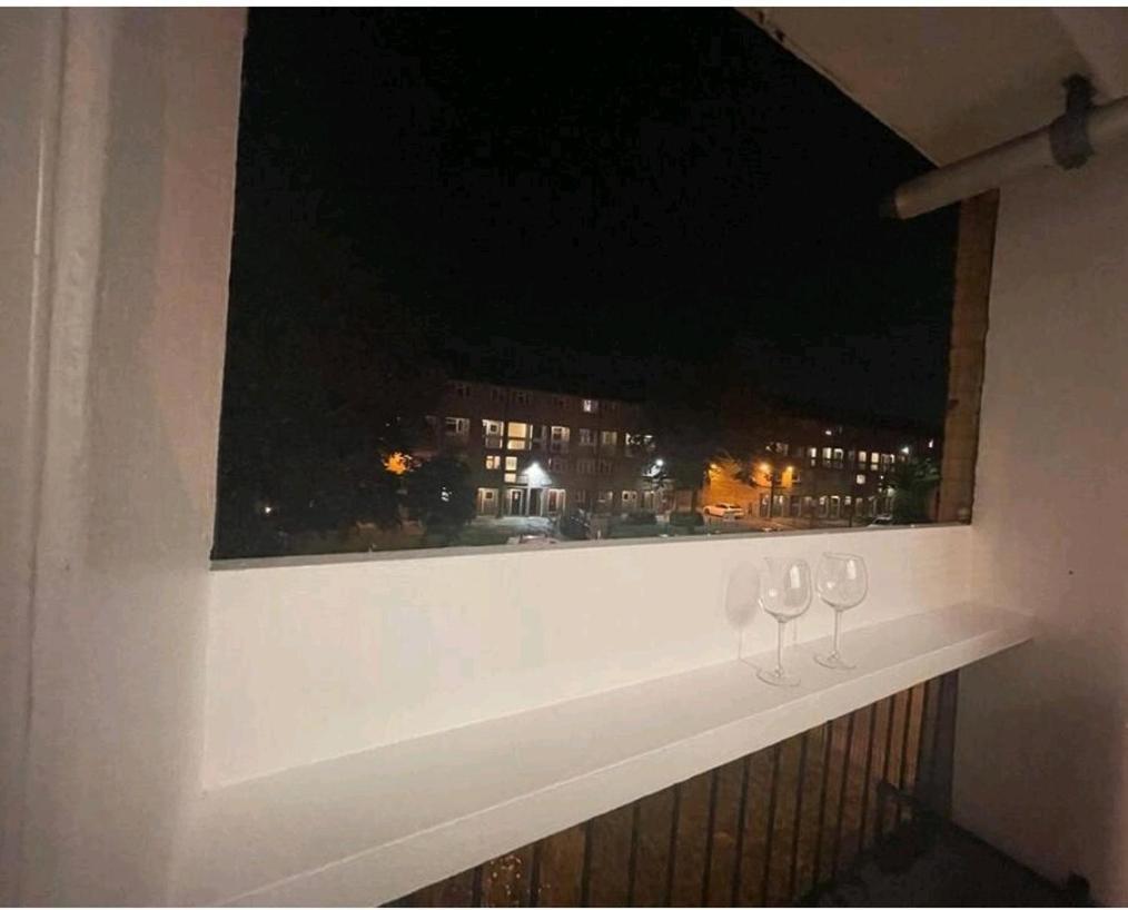 Ferienwohnung R3 Superking Sized Bed & 75" Tv On The Wall In Clapham London Exterior foto