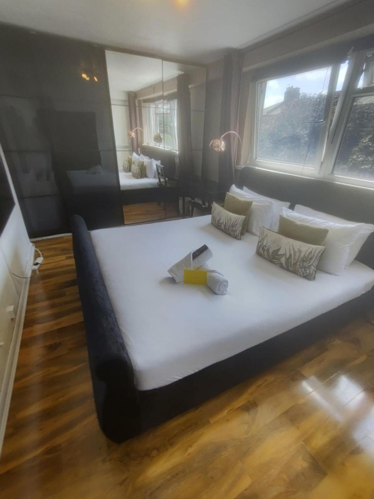 Ferienwohnung R3 Superking Sized Bed & 75" Tv On The Wall In Clapham London Exterior foto