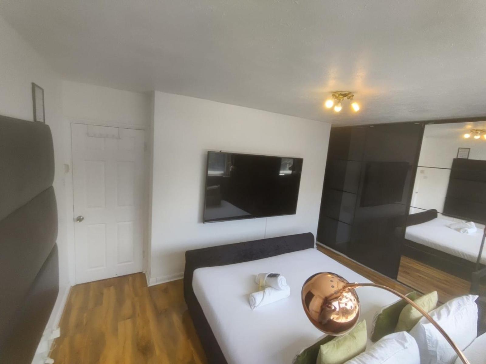 Ferienwohnung R3 Superking Sized Bed & 75" Tv On The Wall In Clapham London Exterior foto